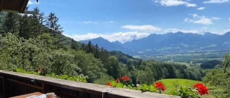 Ferienwohnung Alpenpanorama wahlweise mit 1 oder 2 Schlafzimmer, Balkon, 60 qm-Kaffeepause auf dem Balkon