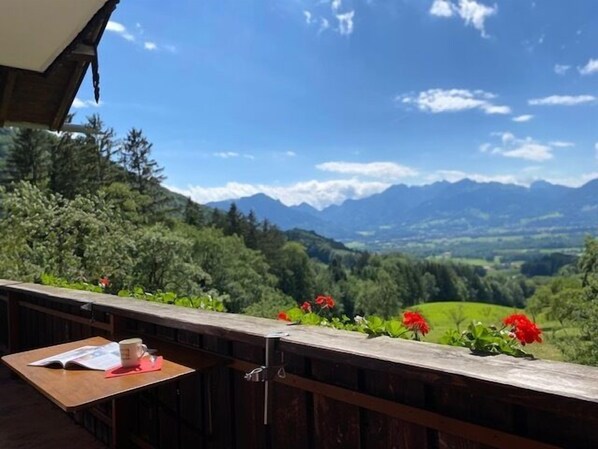 Ferienwohnung Alpenpanorama wahlweise mit 1 oder 2 Schlafzimmer, Balkon, 60 qm-Kaffeepause auf dem Balkon