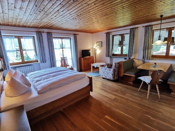 Ferienwohnung Dornröschen mit Bergblick-Wohn-Schlafzimmer
