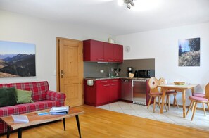 Ferienwohnung Auerberg, bis 4 Personen, 1 sep. Schlafzimmer, EG, Südterrasse-Ferienwohnung Auerberg Küche und Wohnbereich