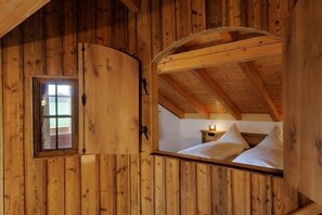 Ferienwohnung "Königssee", 90 qm Obergeschoss, 3 separate Schlafzimmer-Fenster