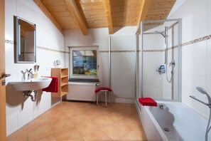 Hoher Göll, 1-2 Pers., 72 m², SZ, Wohnzimmer, Kochnische, Badewanne, Du/WC, Bk-Badezimmer