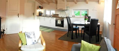 Ferienwohnung 40 qm Wohn- und Schlafzimmer separat und Westbalkon-Wohnraum mit offener Küche