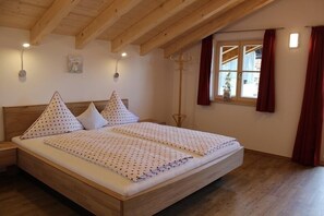 Ferienwohnung 3 für 1-4 Personen (75 qm, OG)-Schlafzimmer