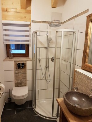 Ferienwohnung Chiemsee, ca. 100 qm für 2-6 Personen-Bad mit Dusche