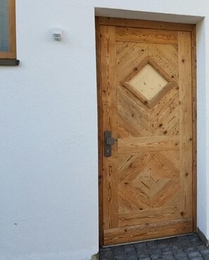 Ferienwohnung Chiemsee, ca. 100 qm für 2-6 Personen-Haustür