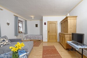 Ferienwohnung IV im Nebenhaus, 65 qm mit separatem Schlafzimmer, Südbalkon-Wohnraum