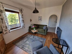 Ferienwohnung "Panorama" , 56qm, 1 Schlafzimmer, Balkon mit Panoramablick-Wohnzimmer