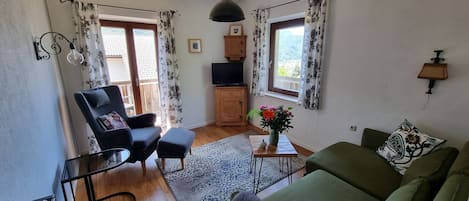 Ferienwohnung "Panorama" , 56qm, 1 Schlafzimmer, Balkon mit Panoramablick-Wohnzimmer