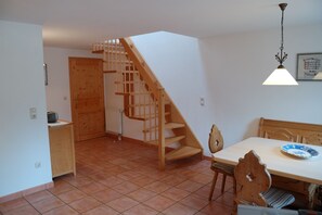 Ferienwohnung Nr. 2 mit Balkon, 60 qm-Essbereich