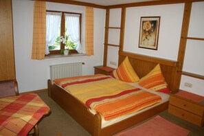 3-Raum-Ferienwohnung 60qm, 2-5 Personen, 2 Schlafzimmer, Wohnküche, große Balkonterrasse-Zusätzliches Schlafzimmer mit Bad 3-Raumwohnung