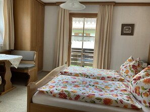 3-Raum-Ferienwohnung 60qm, 2-5 Personen, 2 Schlafzimmer, Wohnküche, große Balkonterrasse-Sitzecke Schlafzimmer