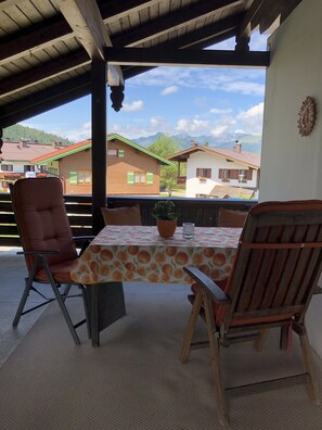 3-Raum-Ferienwohnung 60qm, 2-5 Personen, 2 Schlafzimmer, Wohnküche, große Balkonterrasse-Terrasse