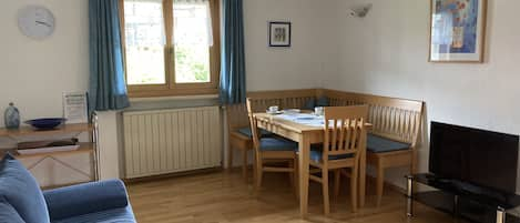 3-Raum-Ferienwohnung 60qm, 2-5 Personen, 2 Schlafzimmer, Wohnküche, große Balkonterrasse-Wohnzimmer