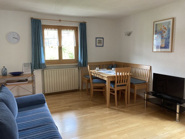 3-Raum-Ferienwohnung 60qm, 2-5 Personen, 2 Schlafzimmer, Wohnküche, große Balkonterrasse-Wohnzimmer