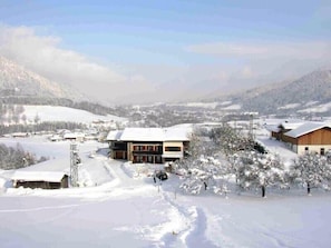 Ferienwohnungen Plenk (DE Ruhpolding) - Plenk Josemi, Plenk Georg - 2257-Unser Haus im Winter, Skilift nur wenige Gehminuten entfernt