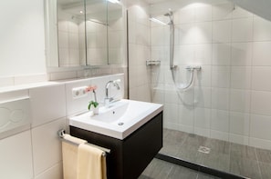 Ferienwohnung 4/1234, 70qm, Balk., Küche, 2 Schlaf- und 1 Wohnzi., max 4 P. WLAN-Badezimmer