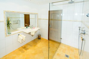 Ferienwohnung 3, 35qm, Terrasse, Küche, 1 Schlafzimmer, 1 Wohnzimmer max 2 Pers.-Badezimmer