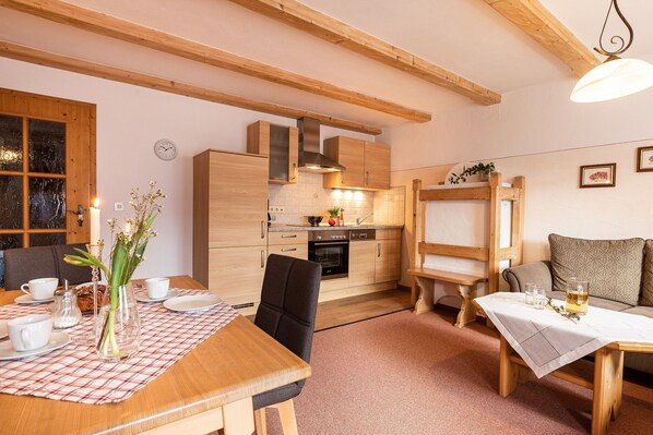 8 Ferienwohnung TypD 67 qm, Balkon, Kochnische, 2 Schlaf- und 1 Wohnzimmer, WLAN-Wohn-Küchenbereich