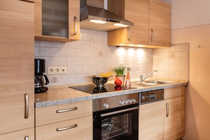 8 Ferienwohnung TypD 67 qm, Balkon, Kochnische, 2 Schlaf- und 1 Wohnzimmer, WLAN-Küche