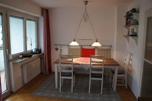 Ferienwohnung Ludwig Thoma mit 2 Schlafzimmern und Balkon, 65qm-Essbereich