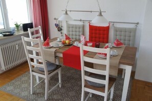 Ferienwohnung Ludwig Thoma mit 2 Schlafzimmern und Balkon, 65qm-Essbereich