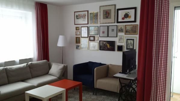 Ferienwohnung Ludwig Thoma mit 2 Schlafzimmern und Balkon, 65qm-Wohnzimmer