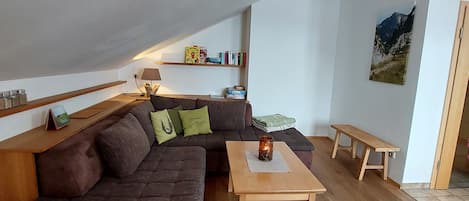 Ferienwohnung Holzmaier, 58 qm mit zwei Schlafzimmer und Balkon-Wohnzimmer