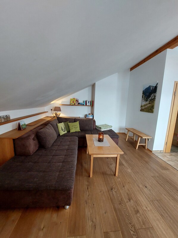 Ferienwohnung Holzmaier, 58 qm mit zwei Schlafzimmer und Balkon-Wohnzimmer