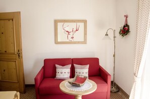 Ferienwohnung Edelweiß, 1 bis 2 Personen, 50 qm, 1 Schlafzimmer, 2 Balkone-Wohnraum