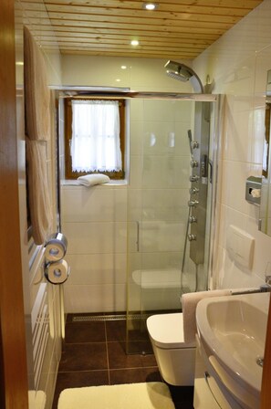Ferienwohnung Edelweiß, 1 bis 2 Personen, 50 qm, 1 Schlafzimmer, 2 Balkone-Badezimmer