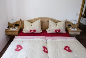 Ferienwohnung Edelweiß, 1 bis 2 Personen, 50 qm, 1 Schlafzimmer, 2 Balkone-Bett