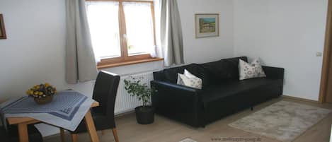 Ferienwohnung 2, 36qm, mit separatem Schlafzimmer, Dusche/WC, Balkon-Wohnbereich