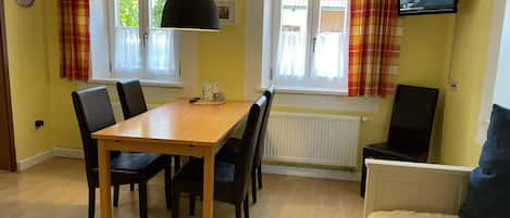 helle, freundliche Wohnung rechts eini -4 Personen, 44qm, 1 Schlafzimmer mit Kamin-Der Essbereich