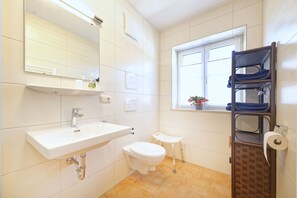 Ferienwohnung III im Nebenhaus, 65 qm mit separatem Schlafzimmer, Ostbalkon-Badezimmer Dusche/WC