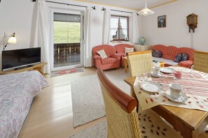 Ferienwohnung III im Nebenhaus, 65 qm mit separatem Schlafzimmer, Ostbalkon-Wohnraum