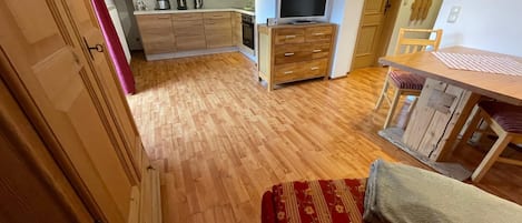 Ferienwohnung Watzmann, 1 bis 2 Personen, 34 qm, Balkon, Mansardenwohnung-Wohnbereich