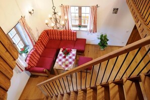 Ferienwohnung "Tegernsee", 90 qm Obergeschoss, 3 separate Schlafzimmer-Treppe