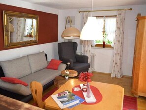 Ferienwohnung 1-2 Personen, 40 qm, Balkon mit Blick auf die Berge-Wohnzimmer mit Sofa