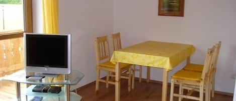 Ferienwohnungen 40 m², 2-4 Personen, Wohnzimmer, 1. sep. Schlafzimmer, Balkon-Essecke