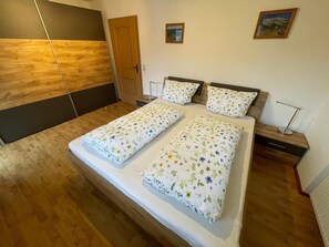 Ferienwohnung Grünstein, 1 bis 4 Personen, 54 qm, Balkon-Schlafzimmer mit Doppelbett