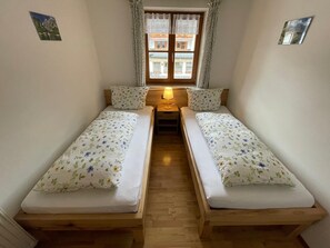 Ferienwohnung Grünstein, 1 bis 4 Personen, 54 qm, Balkon-Schlafzimmer mit zwei Einzelbetten