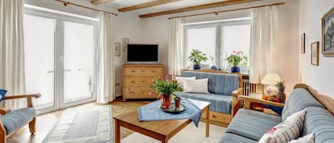 Ferienwohnung Watzmann für 1-2 Pers., 54 m², Schlafzimmer, Wohnraum mit Küche, Terrasse-Im Wohnzimmer Ihrer Ferienwohnung