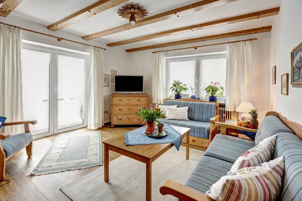 Ferienwohnung Watzmann für 1-2 Pers., 54 m², Schlafzimmer, Wohnraum mit Küche, Terrasse-Im Wohnzimmer Ihrer Ferienwohnung