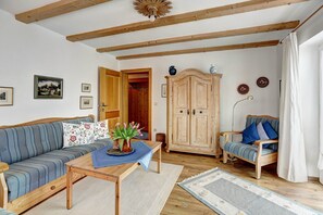 Ferienwohnung Watzmann für 1-2 Pers., 54 m², Schlafzimmer, Wohnraum mit Küche, Terrasse-Geschmackvoll eingerichtetes Wohnzimmer