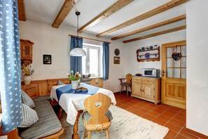 Ferienwohnung Watzmann für 1-2 Pers., 54 m², Schlafzimmer, Wohnraum mit Küche, Terrasse-Wohnbereich mit Eckbank