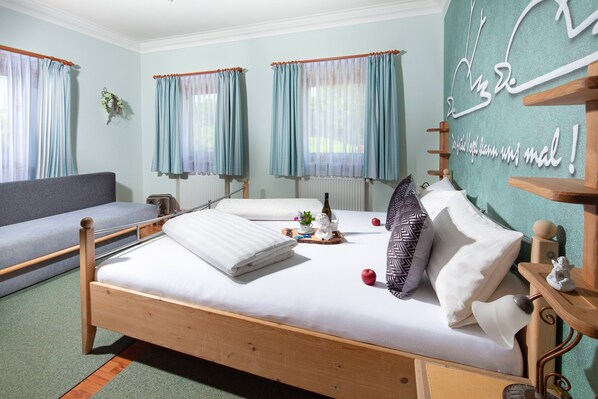 Ferienwohnung Wiesentraum, für 1-2 Personen-Schlafzimmer mit Schlafcouch