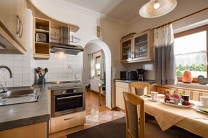 Ferienwohnung Wiesentraum, für 1-2 Personen-Küche mit Sitzecke, Spülmaschine