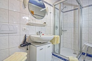 Ferienwohnung Wiesentraum, für 1-2 Personen-Badezimmer mit Dusche, WC, Fön