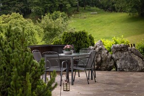 Ferienwohnung Wiesentraum, für 1-2 Personen-Terrasse für das gemütliche Frühstück in der Natur